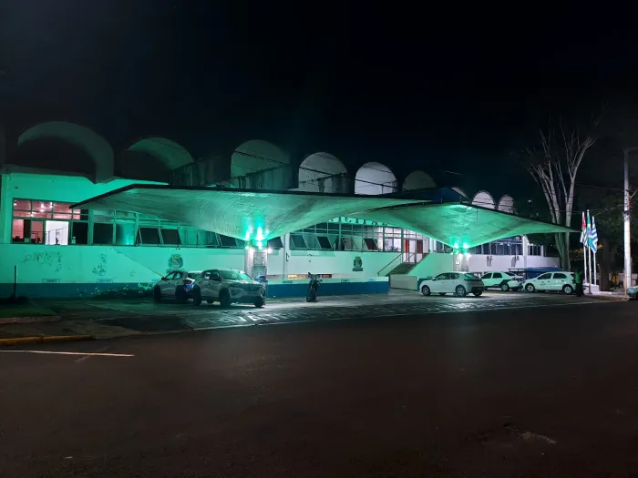 Paço Municipal de Araçatuba recebe iluminação especial em alusão ao Abril Verde