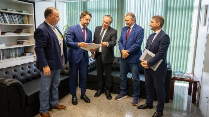 Leite entregou docmentos ao senador Renan Calheiros e pediu que ele designe relator para o Projeto de Lei 5.122 -Foto: Mauricio Tonetto/Secom