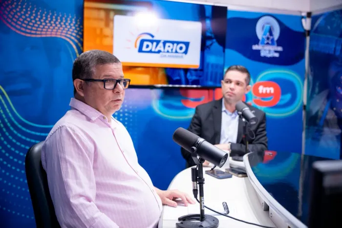 Ronald Segundo e Cristiano Copovilla durante a entrevista no estúdio da Rádio Assembleia
