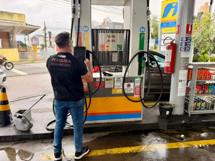 Gasolina mantém o mesmo preço em 89 postos desde a semana passada e Procon-JP indica locais mais baratos