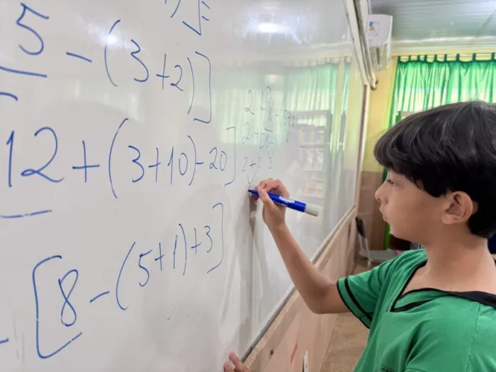 A iniciativa tem como objetivo garantir o acesso e fortalecer a permanência de crianças e adolescentes de 4 a 17 anos na escola, por meio do engajamento das redes de ensino, gestores, escolas e da sociedade