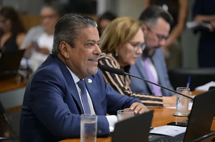 O senador Dr. Hiran leu os requerimentos - Foto: Pedro França/Agência Senado