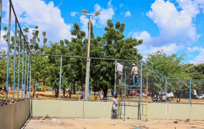 Equipes iniciam reparos estruturais na quadra poliesportiva da Arno 42 - Crédito da foto: Regiane Rocha