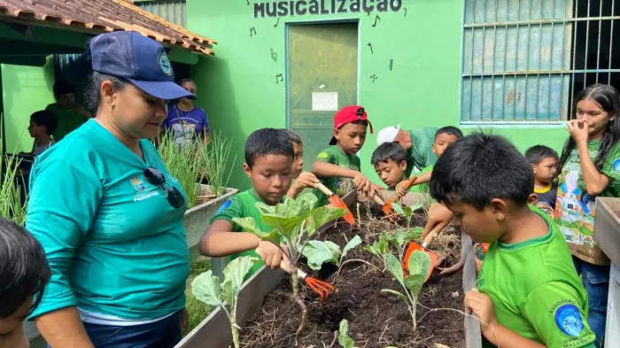 Escolas municipais recebem acompanhamento técnico da Prefeitura de Parintins para cultivo em hortas