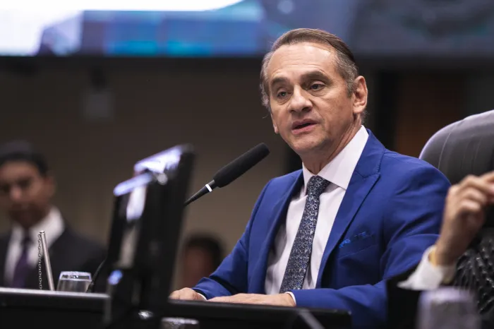 Na ALMT, Wilson Santos propõe botão de emergência em banheiros femininos para reforçar a proteção às mulheres