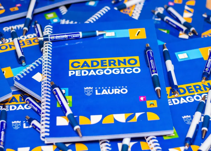 Professores da rede municipal recebem kit pedagógico para fortalecer o planejamento escolar