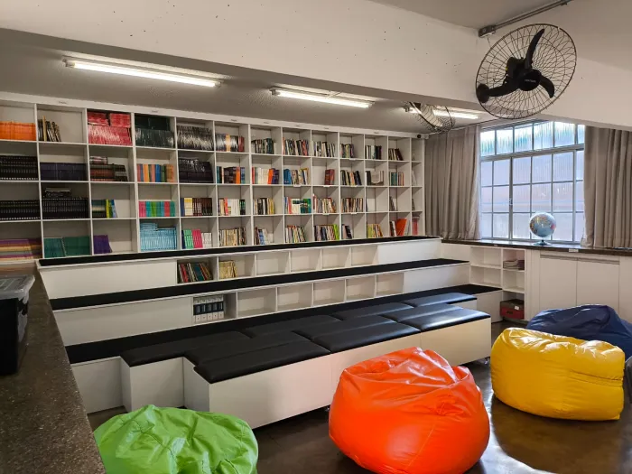 Minas Gerais investe em bibliotecas escolares e fortalece acesso de estudantes à leitura