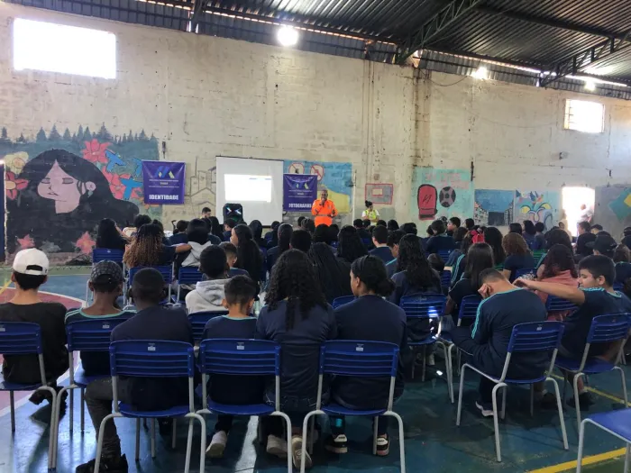 Detran-MG promove ação educativa sobre segurança no trânsito para estudantes em escola estadual