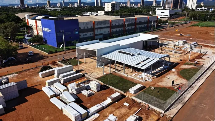 Obras do Centro de Educação e Saúde Inclusiva Sarah Gomes avançam com instalação de painéis isotérmicos
