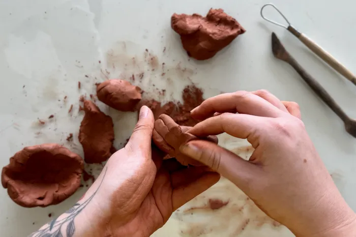 Museu Oscar Niemeyer promove oficina de modelagem em argila em abril