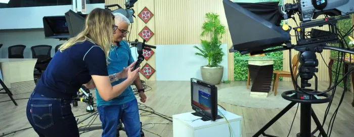 Priscilla Henrique e Audrim Marques, ambos do Senado, conheceram o funcionamento dos equipamentos da TV e da Rádio Alemaa