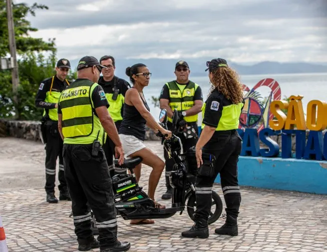 Trânsito de São Sebastião faz blitz educativa e alerta para uso irregular de bikes elétricas e autopropelidos