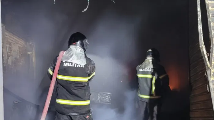 Corpo de Bombeiros combate incêndio em loja de eletrodomésticos em Arapiraca