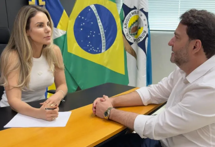 Prefeita de Ariquemes, Carla Redano e o presidente da Alero, Alex Redano, em reunião (Foto: Mateus Andrade)