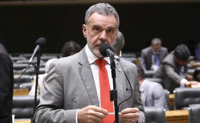 Comissão aprova proibição de reuso de embalagens de tintas imobiliárias