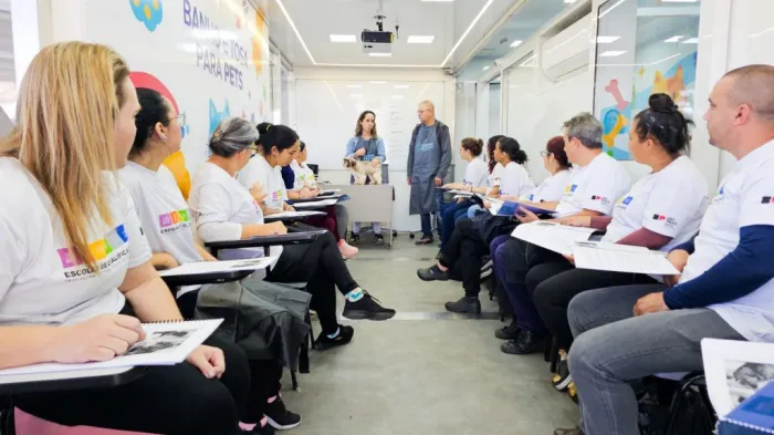 O programa é voltado prioritariamente a pessoas em situação de vulnerabilidade social, como desempregados, beneficiários de programas assistenciais e mulheres chefes de família