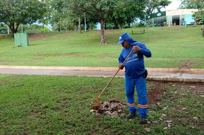 Servidor da Zeladoria Urbana realiza retirada de folhas na área de piquenique do Parque Cesamar - Crédito da foto: Zeladoria Urbana