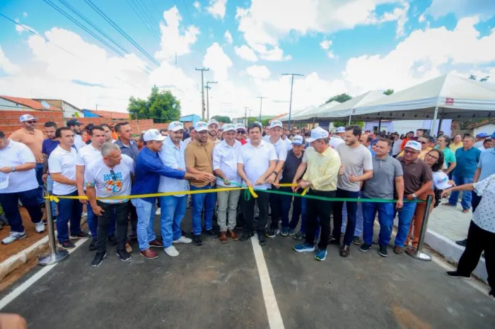 Rafael Fonteles entrega obras de asfalto em Santana do Piauí e Dom Expedito Lopes
