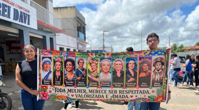 Colégio Estadual Professor Artur Fortes faz passeata em alusão ao enfrentamento da violência contra a mulher //Fotos: Unidade escolar