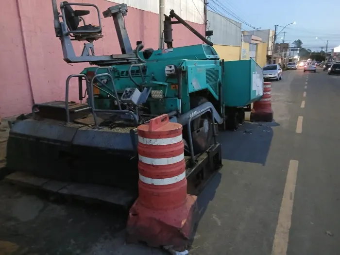 Ato de vandalismo em maquinário da Emurc altera cronograma de obras na Avenida Brumado