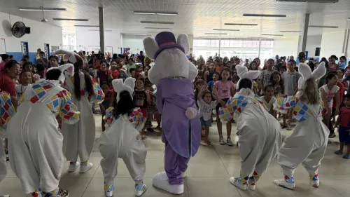 Prefeitura leva chocolate para crianças do Orgulho do Madeira