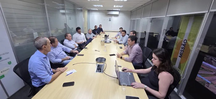 Legenda:Comitiva de Lucas do Rio Verde em reunião com representantes da Concessionária Nova Rota do Oeste discutinda o contorno viários e travessias urbanas em Lucas do Rio Verde - Autor da Foto:Assessoria