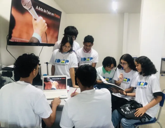 Um dos cursos ofertados é o de Oratória que atrai jovens interessados em construir uma carreira de sucesso com a postura exigida pelo mercado de trabalho