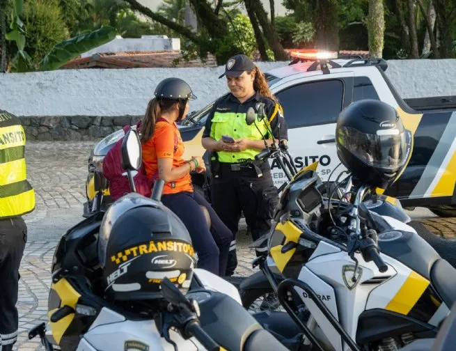 Trânsito de São Sebastião realiza blitz educativa sobre uso de bikes elétricas e autopropelidos