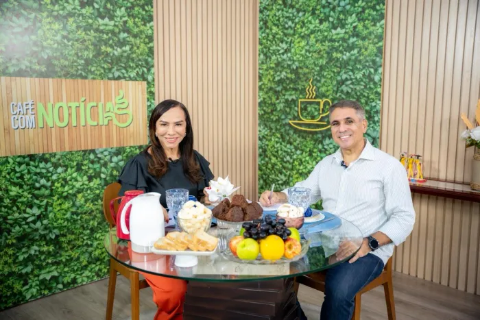 A jornalista Elda Borges entrevistou Augustus Gomes no Café desta segunda-feira