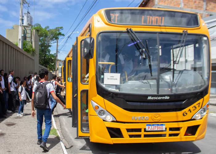 Transporte escolar é mantido sem prejuízos após substituição imediata de ônibus em Lauro de Freitas