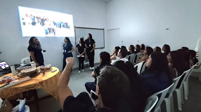 Estagiárias apresentam ferramentas desenvolvidas em 2025 para o PPVC, incluindo materiais educativos e instrumentos de organização do fluxo de atendimento - Tony Medeiros / Ascom HEA