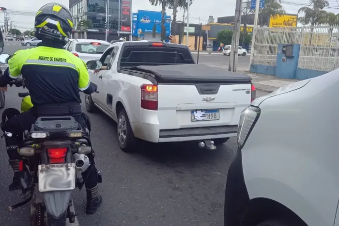Preso em flagrante motorista de veículo com placa adulterada que atropelou agente de trânsito