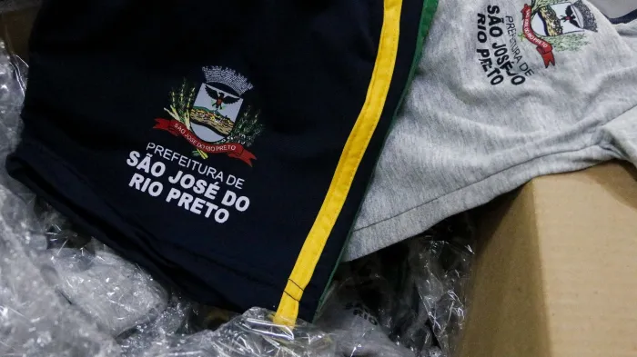 Prefeitura cobra empresa e mantém entrega de uniformes
