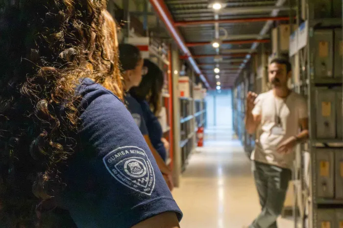 Jovens aprendizes da Câmara de São Sebastião participam de visita técnica ao Arquivo Público do Estado