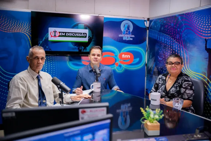 Os radialistas Álvaro Luís e Régina Santana receberam o secretário Alberto Bastos no programa desta segunda-feira