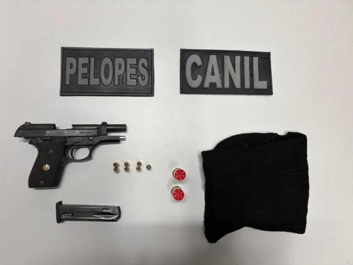 Foram apreendidas uma pistola calibre 380, com sete munições intactas, duas munições calibre 12 e uma balaclava - Ascom PMAL