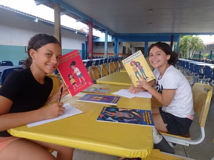 Jovens escritoras da ETI se preparam para a sessão de autógrafos durante o lançamento de seus livros - Crédito da foto: Divulgação