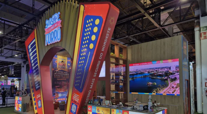 Estande de Sergipe chamou atenção do público na WTM 2026 com fachada exuberante convidando a todos para visitarem o “país do forró” / Foto: Matheus Moura/Setur