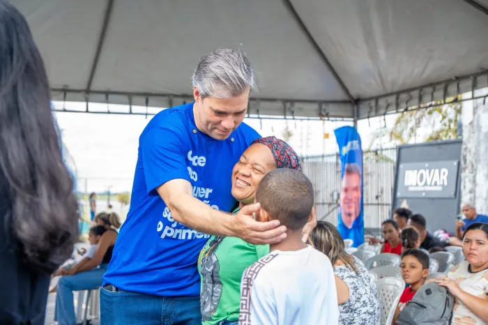 Neto Evangelista cumprimenta participantes do Mutirão de Diagnóstico TEA, realizado no sábado, no Instituto João Evangekista