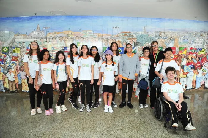 Alunos do 7º e 8º ano do Portal do Saber em visita à Assembleia