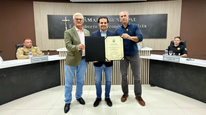 Homenagem foi entregue na última sexta-feira (10). - Créditos: Wilian Lobas