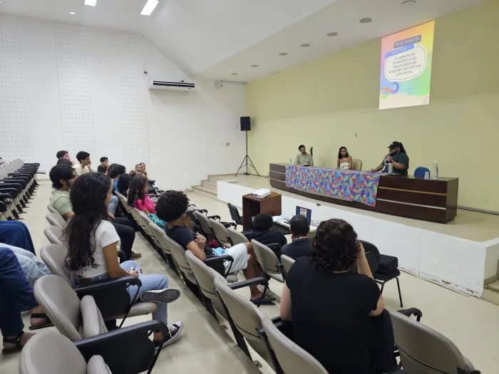 Sesau promove mesa redonda sobre diagnóstico e vivências do autismo com estudantes de Psicologia da Ufal