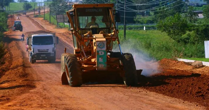  A indicação prevê diversos serviços, tais como, patrolamento e cascalhamento.