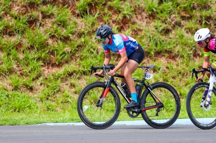 Moradora de Guajará-Mirim, a atleta da Federação de Ciclismo de Rondônia, vem se destacando no ciclismo regional e nacional por seu desempenho em competições e pelo trabalho desenvolvido junto à equipe técnica da escola