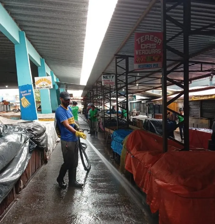 Secretaria Municipal de Serviços Públicos realiza higienização periódica de feiras livres da cidade