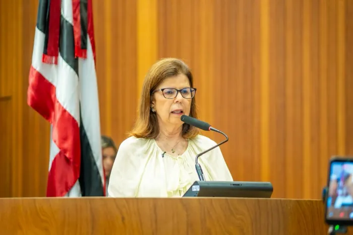 Helena Duailibe durante discurso na tribuna da Assembleia