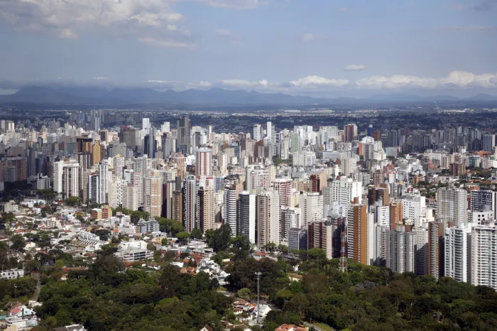 Setor de serviços e turismo do Paraná crescem acima da média nacional nos últimos 12 meses