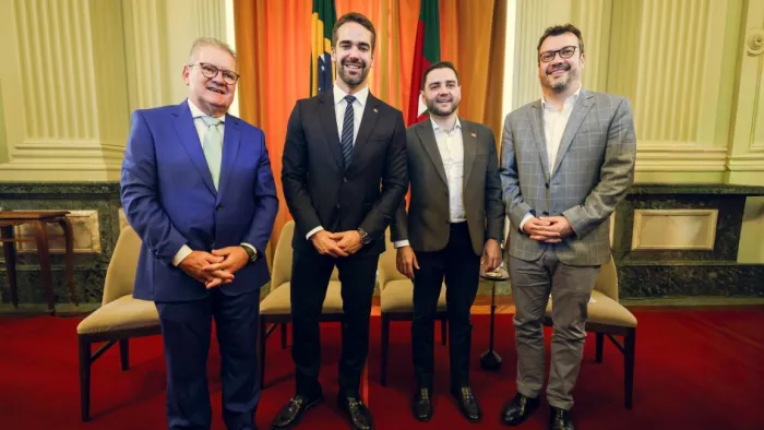 Leite e Gabriel, ao centro, dão posse a Ranolfo (E) e Lemos (D) para reforçar capacidade de concretizar entregas para o Estado -Foto: Vitor Rosa/Secom