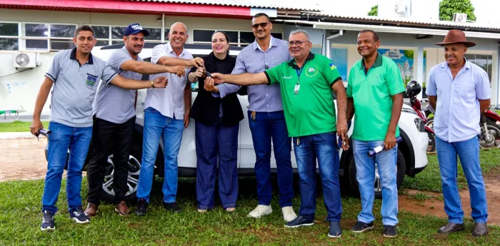  Parlamentar onde realizou a entrega de um veículo destinado ao transporte de pacientes em tratamento contra o câncee (Foto: