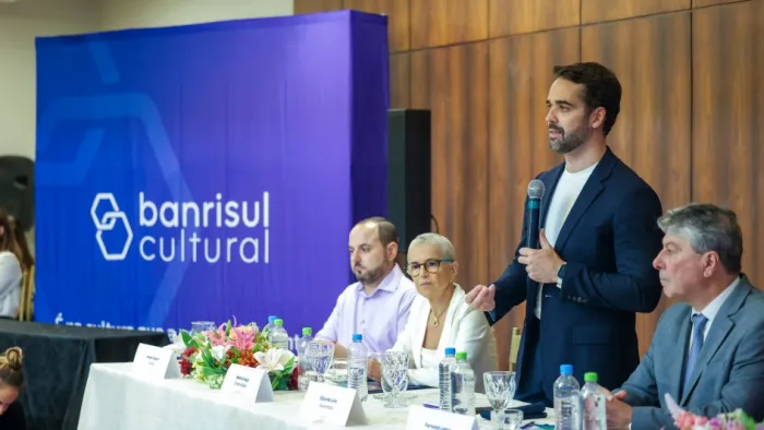 Governador Eduardo Leite destaca cultura como vetor estratégico de desenvolvimento no lançamento do Banrisul Cultural